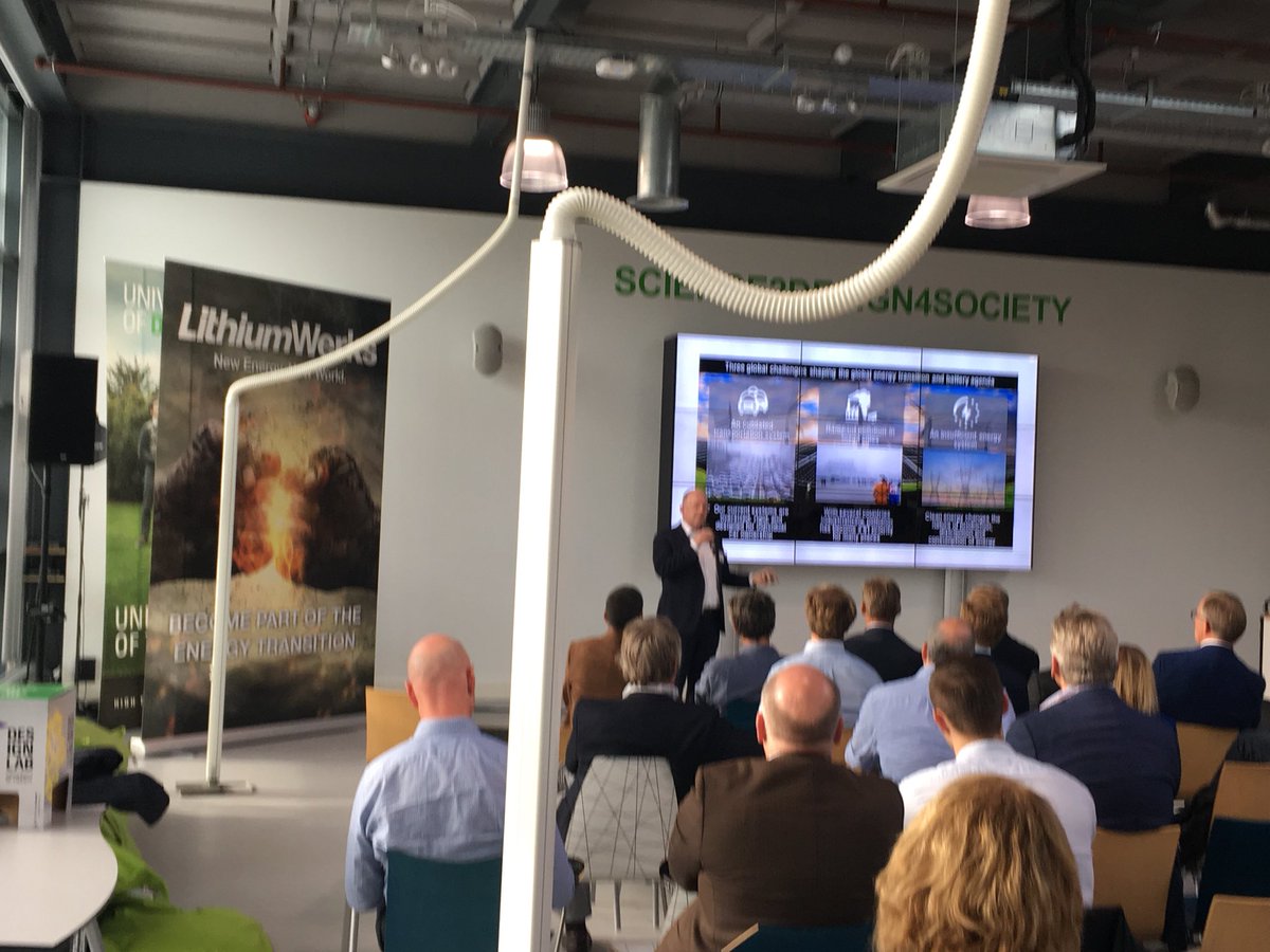 WTCTwente's tweet image. Applause of anouncement of Breaking news during #WTCAMS2018: We’re delighted to confirm the signing of a huge investment deal from China. #LithiumWerks will be constructing a 60 hectares battery gigafactory in the Yangtze river Delta. #LWChinaDeal #NewEnergyNewWorld