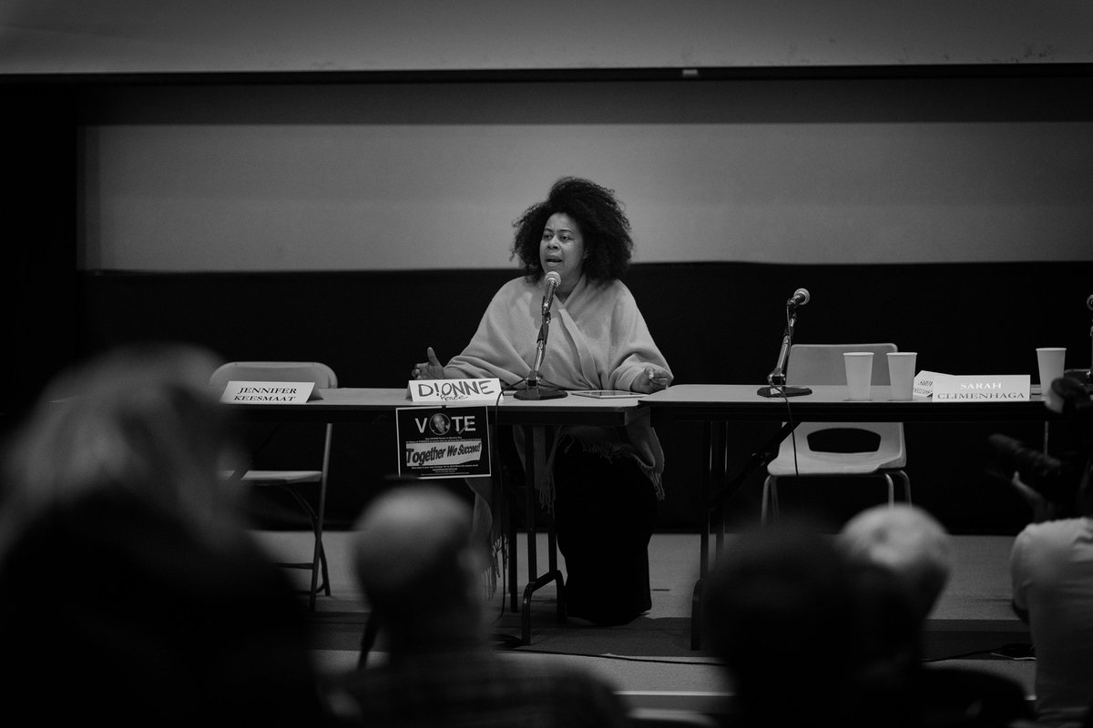 MonochromaticTO's tweet photo. Another rarely talked-about mayoral candidate is D!onne Renee (@OnElectionDay). Initially uninvited to the #TOHousingPledge forum, she got a chance to speak, rather articulately & passionately, when organizers modified the agenda in the face of disruption in the audience. #TOPoli https://t.co/edsg82ntd3