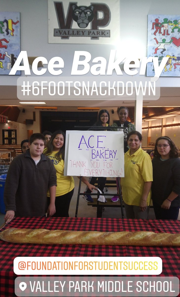 ValleyParkMS's tweet photo. The #6footsnackdown is happening now @ValleyParkMS Thank you #acebakery This is awesome! @TFSS_ https://t.co/TNFnoHhIfL