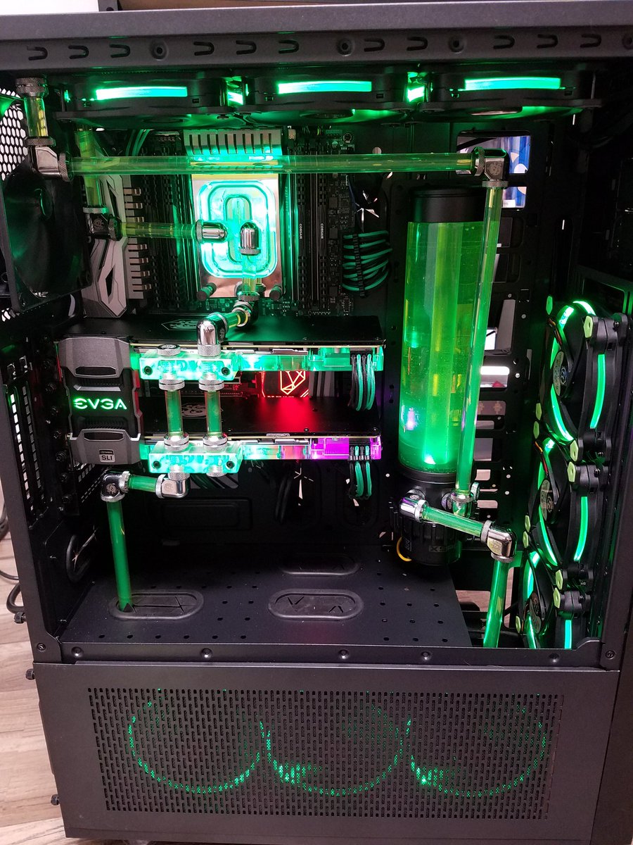 GaminRebornALP's tweet photo. Video coming soon of my @Thermaltake #corex71 build. #SneakPeek https://t.co/mEME63UNge