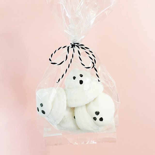 katiebugsokc's tweet photo. Our spooky marshmallow ghost are back! These vanilla bean ghost are fantastic as a spooky treat, or they can be added to your hot  chocolate to make it extra festive. #handcraftedmarshmallows #naturallysweet #gourmethotchocolate https://t.co/RfWrALNvmv https://t.co/aC7mj1bpFB