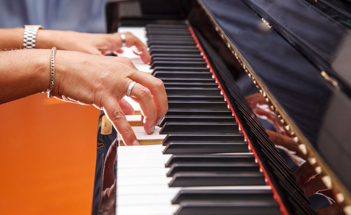 elmundotoday's tweet photo. Los músicos admiten al fin que las teclas negras del piano no hacen nada https://t.co/KhT3rQb9qm https://t.co/7AqyroCdtd