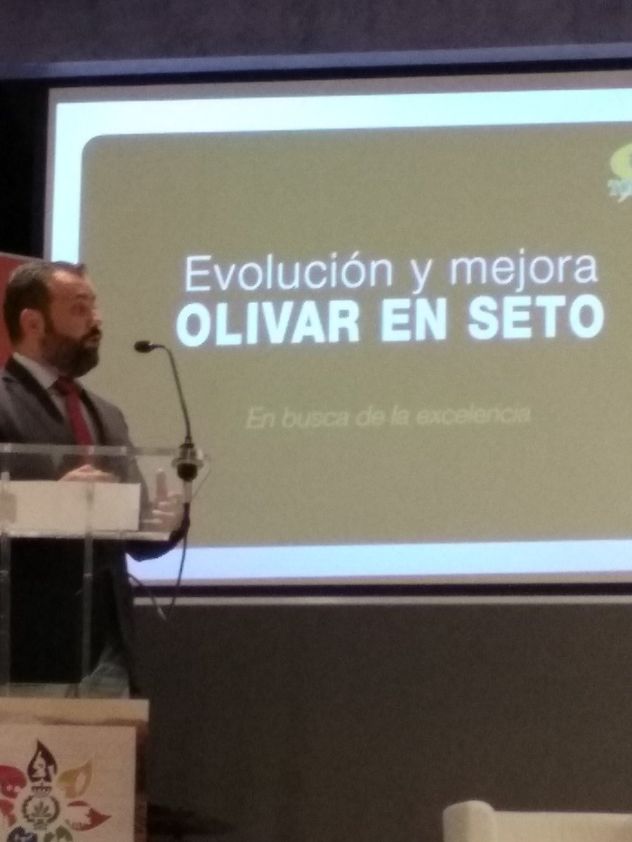 LauryOsuna's tweet photo. Terminamos el día de hoy con Felipe Oliva Abusleme que nos habla del olivar en seto, un sistema de cultivo rentable, sostenible y orientado a la calidad.
#Conagronomos18 #FIMART #ETSIAMcordoba https://t.co/5CJhbvkvMb
