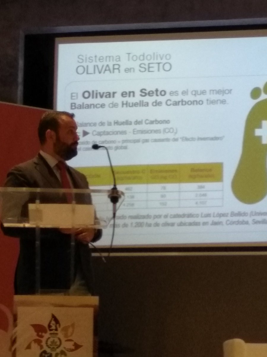LauryOsuna's tweet photo. Terminamos el día de hoy con Felipe Oliva Abusleme que nos habla del olivar en seto, un sistema de cultivo rentable, sostenible y orientado a la calidad.
#Conagronomos18 #FIMART #ETSIAMcordoba https://t.co/5CJhbvkvMb