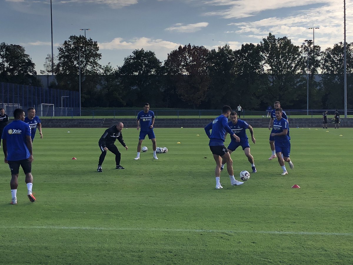 kilian_ga's tweet photo. #MSV-Trainer Torsten Lieberknecht hat nach wie vor einen richtig guten Touch am Ball, spielte heute kurz beim 5 gegen 2 mit. #Lernstunde https://t.co/CNdVZnGBGL