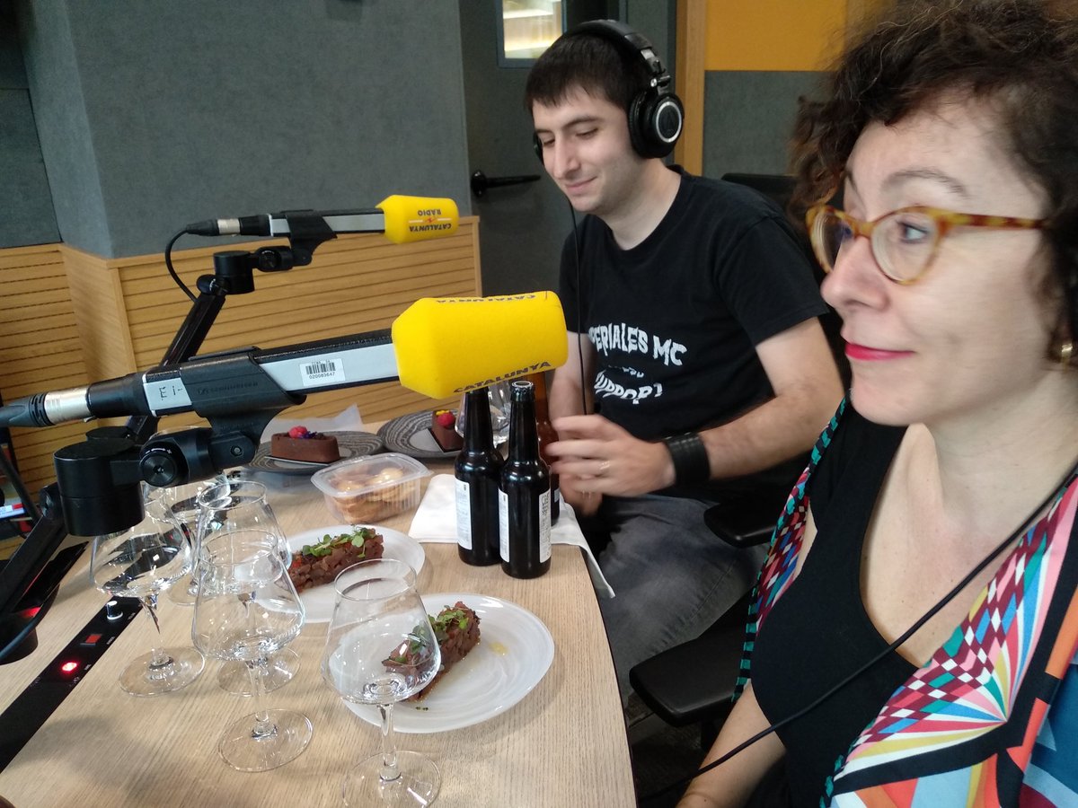 tardacatradio's tweet photo. 🔴 Estem molt contents: maridatge amb cervesa artesana. Tarda de Reis a l'estudi amb @BierCaB i "El racó d'en Cesc":
▶https://t.co/eTH87fUtyh https://t.co/d9MRObkUj7