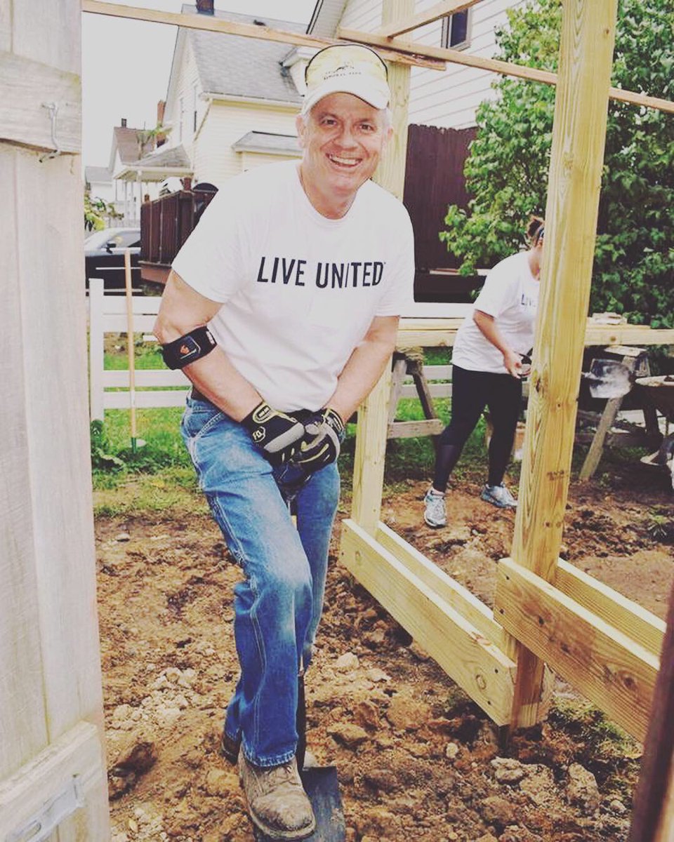 UWLorainCounty's tweet photo. happy #NationalBossDay to our fearless leader, @OhioHarper πππΌ your vision, spirit, & support make United Way of Greater Lorain County an AWESOME place to work - we think youβre pretty #BOSSsome πββοΈ
#liveunited #bossesday #bestboss #thankful https://t.co/zfGHwqIi4M