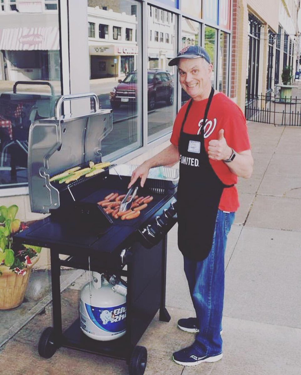 UWLorainCounty's tweet photo. happy #NationalBossDay to our fearless leader, @OhioHarper πππΌ your vision, spirit, & support make United Way of Greater Lorain County an AWESOME place to work - we think youβre pretty #BOSSsome πββοΈ
#liveunited #bossesday #bestboss #thankful https://t.co/zfGHwqIi4M