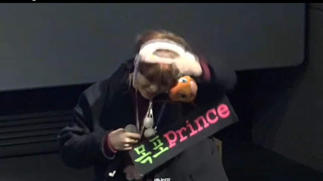 Watch how Youngjae got so flustered upon seeing the money inside that charmander pouch and then quickly proceeded to take everything off his neck while saying "Andwae! Andwae! I'm not that kind of person!".  #YoungJae  #영재  #GOT7  @GOT7Official