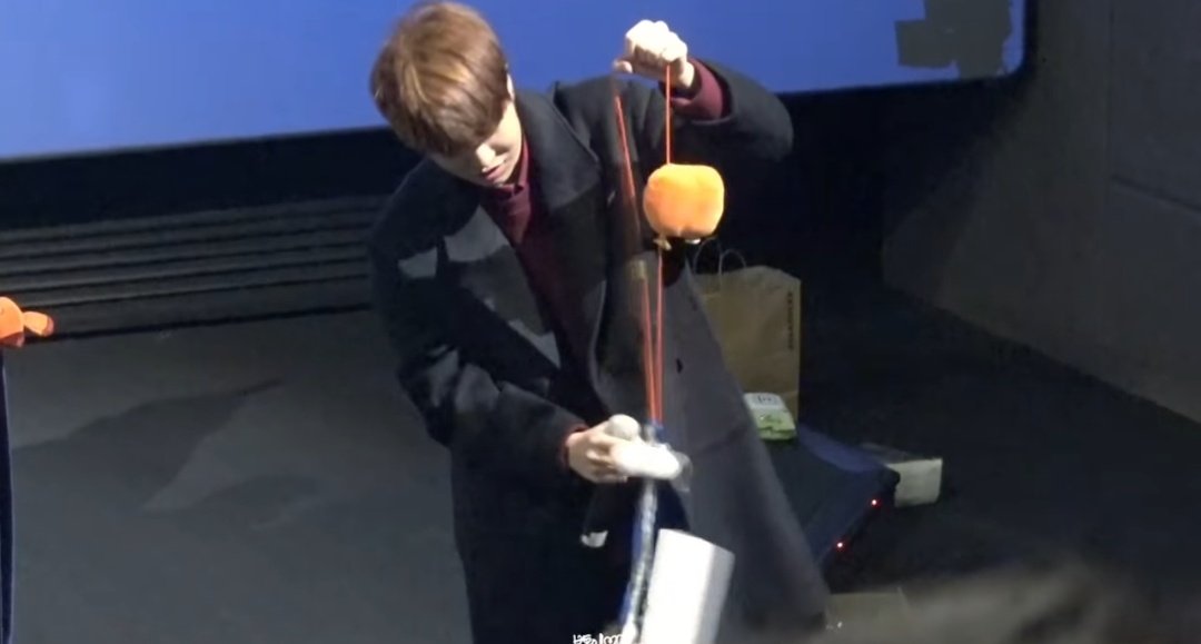 Watch how Youngjae got so flustered upon seeing the money inside that charmander pouch and then quickly proceeded to take everything off his neck while saying "Andwae! Andwae! I'm not that kind of person!".  #YoungJae  #영재  #GOT7  @GOT7Official