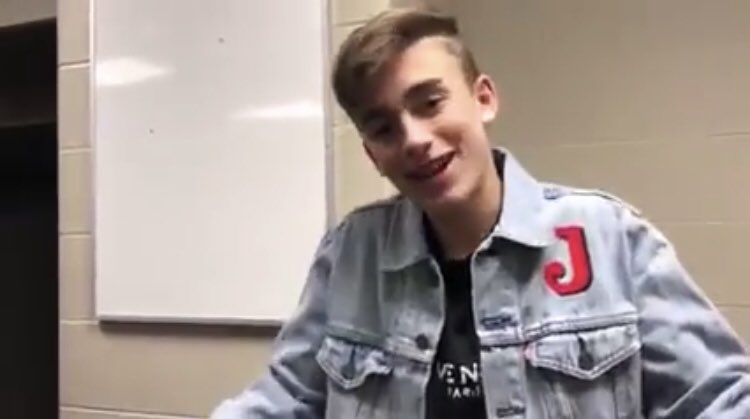kiki_cercamondi's tweet photo. Everyone would like to have #LastSummerJacket you should do a giveaway @johnnyorlando https://t.co/WVQLxaOyav