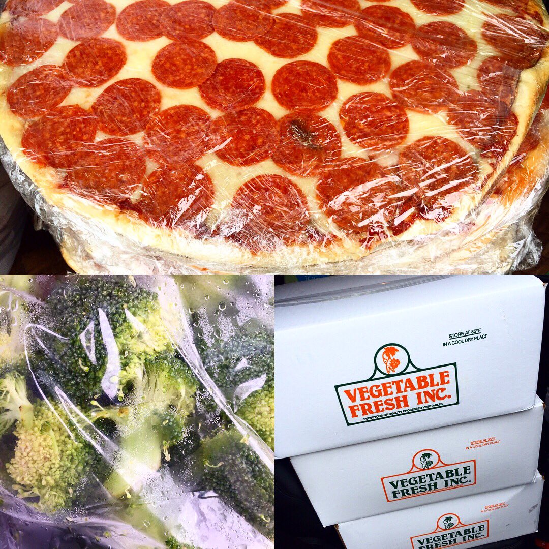 Fight2Feed's tweet photo. Thanks @AramarkSports @SoldierField for making a difference over the last 3 weeks bringing  joy to the families in #Uptown by providing gelato, veggies, bread, fresh fruit, whole pizzas, lunch meat, salsa, chips, peanut butter &amp; jelly. #nokidhungrychi #Fight2Feed 
📷: @ant_kneee https://t.co/A2D7uvke7g
