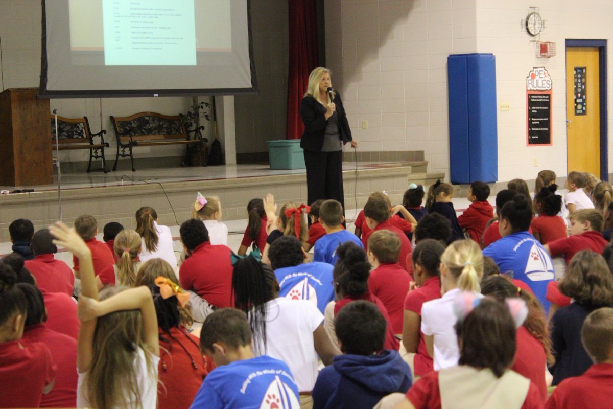 MobileDAoffice's tweet photo. In support of #BullyingPreventionWeek DA Rich spoke with the wonderful students at @Ngdavisbobcats! Bullying can have lasting and devastating effect on a child. That is why our office is committed to ending bullying in our schools and our community! #BullyBlockers #BeKindBeCool https://t.co/VDa5NJ8NpE