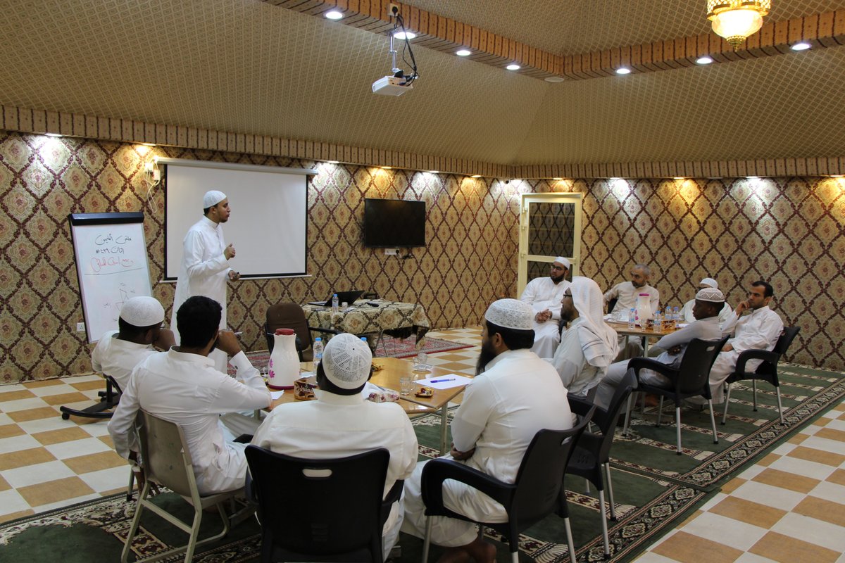 khayrocom's tweet photo. جانب من ملتقى المعلمين الإثرائي بجامع باسيف @masjedbasif 
تحت شعار: نحو بيئة جاذبة وتربية قرآنية https://t.co/Pg9cL2Y2lb