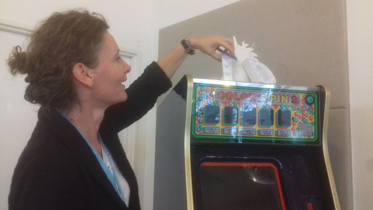 margaridaromero's tweet photo. Et si le vieux arcade sert pour la vidéo projection ? #programmeID @MelanieCiussi @creasmartedtech à @SKEMA_BS; dans l'approche rétro-gaming #makered @a_l_davidson https://t.co/YH0NHsQ8IC