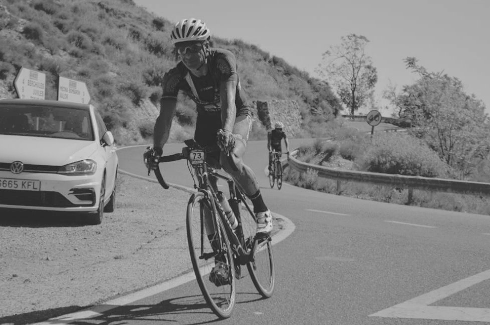 La organización del GF Alpujarra Magna, aún consternada por la noticia, muestra sus condolencias a familiares y amigos de uno de nuestros participantes. 

En memoria del José Manuel Arcos, agente de la guardia civil asesinado en Granada. UNO DE LOS NUESTROS. 

#Eterno73 #DEP