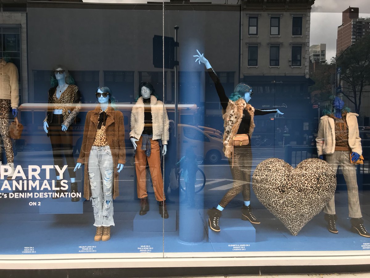 ensembleetal's tweet photo. “I blue myself.”  #arresteddevelopment #bloomingdales https://t.co/WLy8XN7aVA