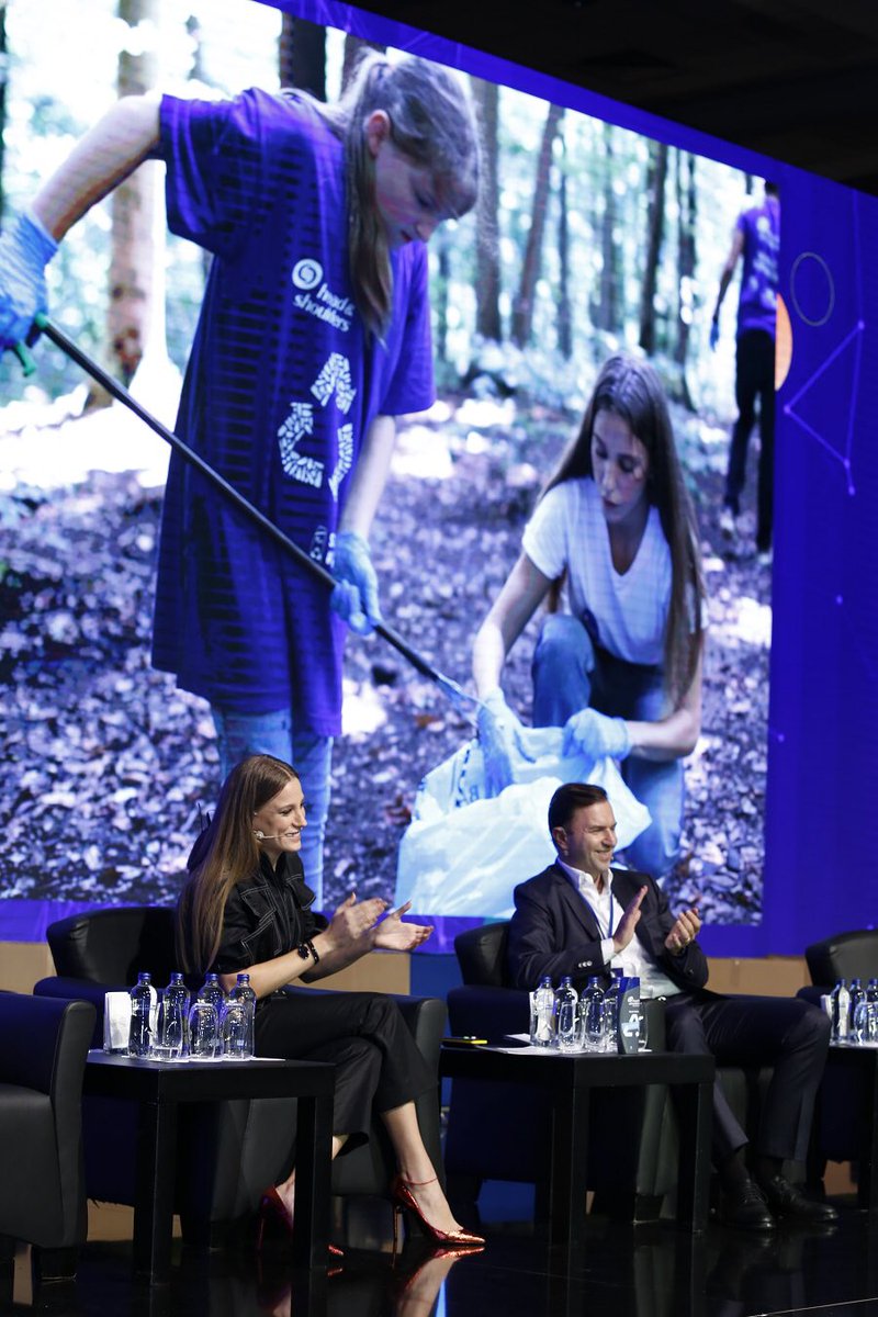 SerenaysLatam's tweet photo. Serenay y Tankuter Turnaoglu de @pgturkiye hablaron sobre la importancia del reciclaje en el evento de beneficios sociales #2030Simdi #SerenaySarikaya #headandshoulders https://t.co/1izBgwHEjB