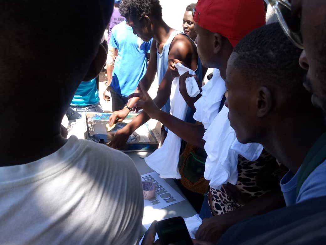 KmloN3fl's tweet photo. Nòmalman nou oblije chanje strateji konsènan mayo yo,nou remake kantite mayo yo pap sifi pou tt moun ta jwenn,nou oblije met yn ti atelye nan lari(Devan lycée Bicentenaire St Marc)vinn a kelkeswa mayo a,chemiz,nap make’l pou ou @Gaelleactrice @AyitiNouVleA @BRICKSBC @klibmapou https://t.co/eIyMNMeO5p