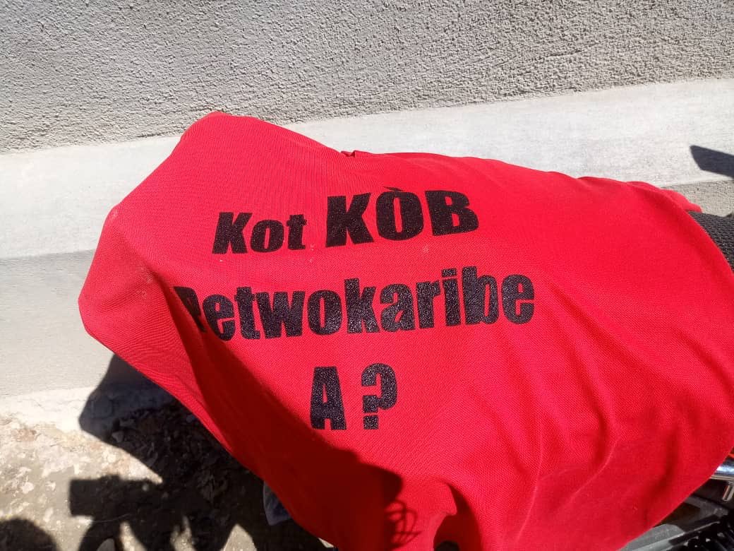 KmloN3fl's tweet photo. Nòmalman nou oblije chanje strateji konsènan mayo yo,nou remake kantite mayo yo pap sifi pou tt moun ta jwenn,nou oblije met yn ti atelye nan lari(Devan lycée Bicentenaire St Marc)vinn a kelkeswa mayo a,chemiz,nap make’l pou ou @Gaelleactrice @AyitiNouVleA @BRICKSBC @klibmapou https://t.co/eIyMNMeO5p
