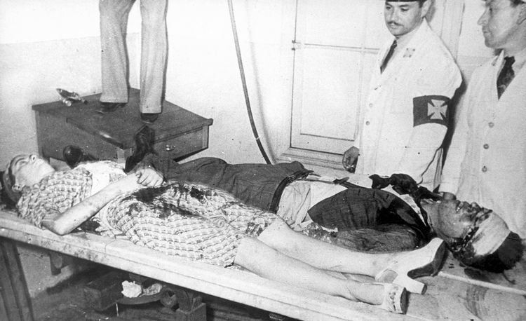 alb0black's tweet photo. Masacre de Plaza Bulnes, cuerpos de Ramona Parra y otro manifestante yacen en la Posta Central de Santiago, 28 de enero de 1946.

Brigada Ramona Parra fue nombrada así en su memoria.
@Cami_FloresO #Chile https://t.co/ots64LYRsp