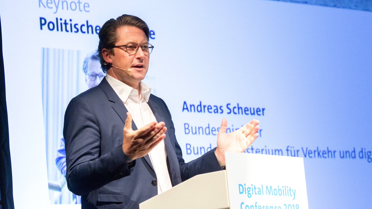 BMV's tweet photo. Bundesminister @AndiScheuer bei der Digital Mobility Conference #dmco18 des Digitalverbands @Bitkom : "Wir brauchen neue Mobilitätskonzepte, wenn wir Grenzwerte unterschreiten wollen." https://t.co/Yn2WgMJha0