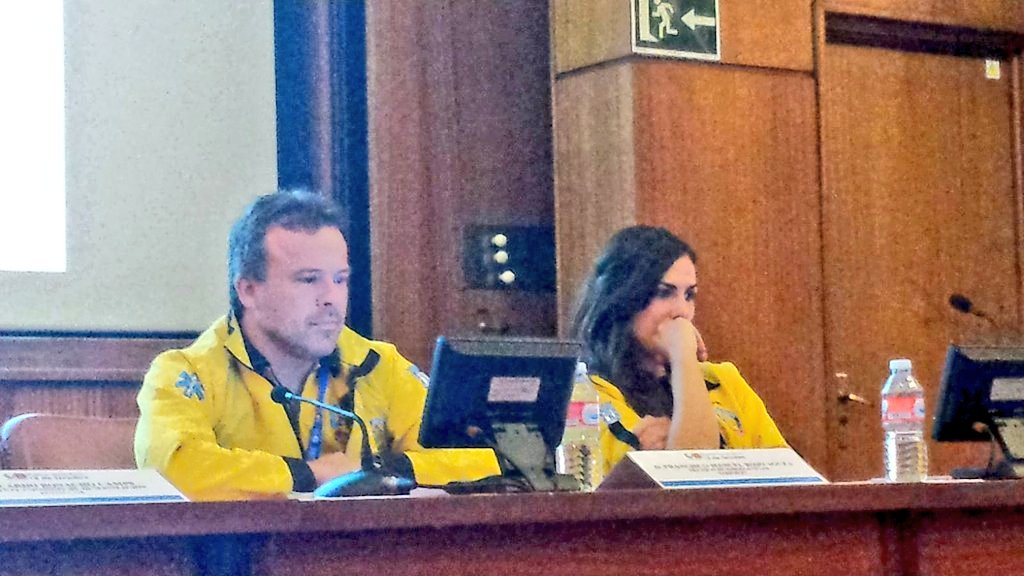 SAMUR_PC's tweet photo. 💓En el marco del #DiaEuropeoDelParoCardiaco y en el Hospital 12 de octubre, Sandra Justo Morato y Francisco Rojo, nos hablan de la #RCP Transtelefónica, el eslabón necesario que comunica al alertante con los servicios de Emergencia 📲🗣🚑
#WorldRestartAHeart 👐🏼💓 https://t.co/Kznw4NLI0E