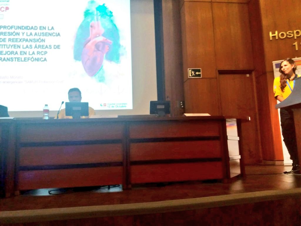 SAMUR_PC's tweet photo. 💓En el marco del #DiaEuropeoDelParoCardiaco y en el Hospital 12 de octubre, Sandra Justo Morato y Francisco Rojo, nos hablan de la #RCP Transtelefónica, el eslabón necesario que comunica al alertante con los servicios de Emergencia 📲🗣🚑
#WorldRestartAHeart 👐🏼💓 https://t.co/Kznw4NLI0E