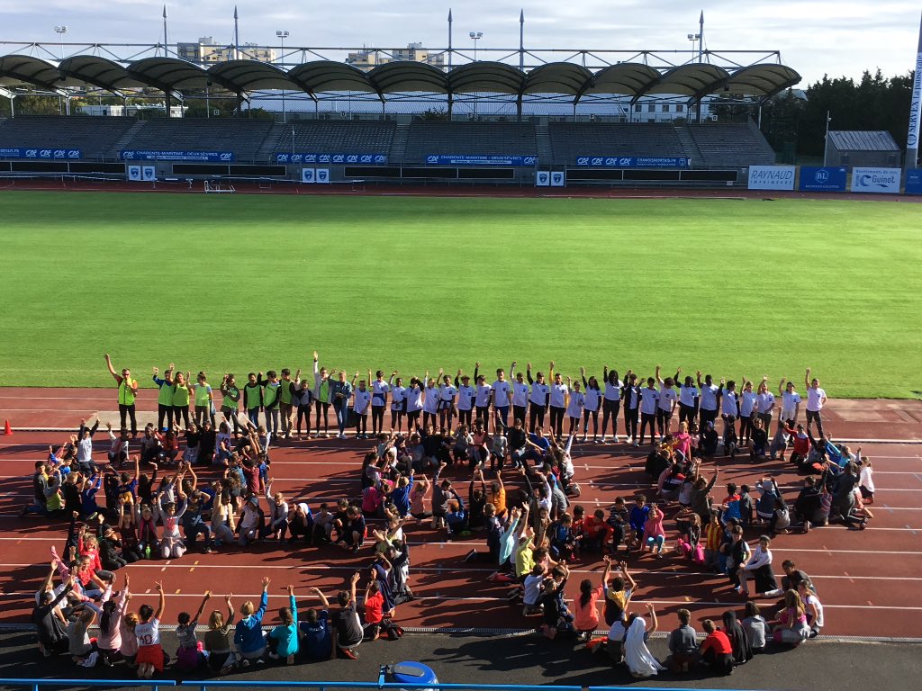 JeanZayNiort's tweet photo. Un cross du @REPNiort sous le soleil aujourd'hui avec côté collège @JeanZayNiort la participation des élèves de 6ème et de la classe de 3èmeA pour les encadrer. Bravo à tous pour votre implication! #projetrep #eps #sport #Niort https://t.co/Q8UkRPyxfs