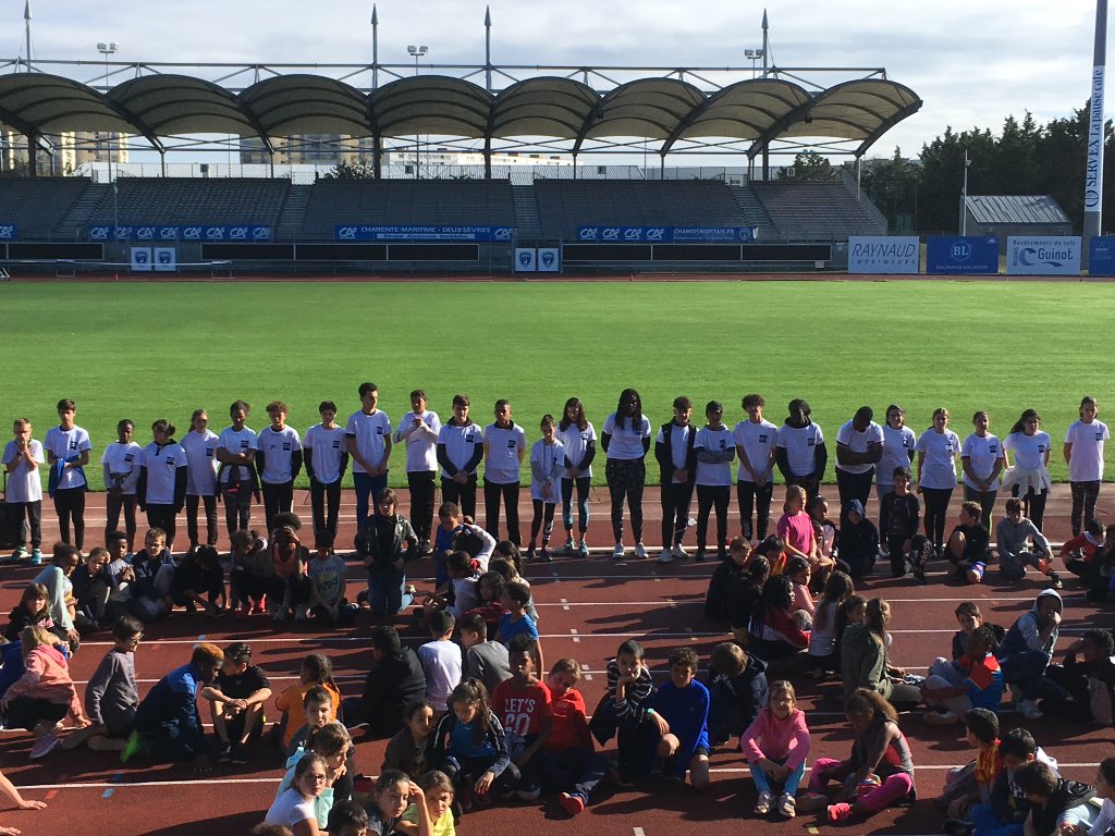 JeanZayNiort's tweet photo. Un cross du @REPNiort sous le soleil aujourd'hui avec côté collège @JeanZayNiort la participation des élèves de 6ème et de la classe de 3èmeA pour les encadrer. Bravo à tous pour votre implication! #projetrep #eps #sport #Niort https://t.co/Q8UkRPyxfs