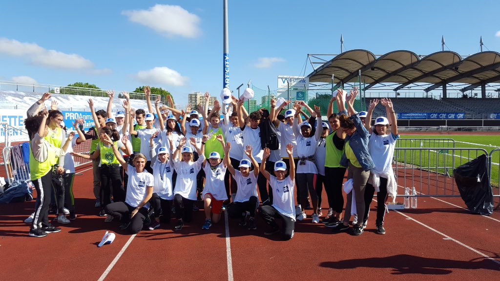 JeanZayNiort's tweet photo. Un cross du @REPNiort sous le soleil aujourd'hui avec côté collège @JeanZayNiort la participation des élèves de 6ème et de la classe de 3èmeA pour les encadrer. Bravo à tous pour votre implication! #projetrep #eps #sport #Niort https://t.co/Q8UkRPyxfs