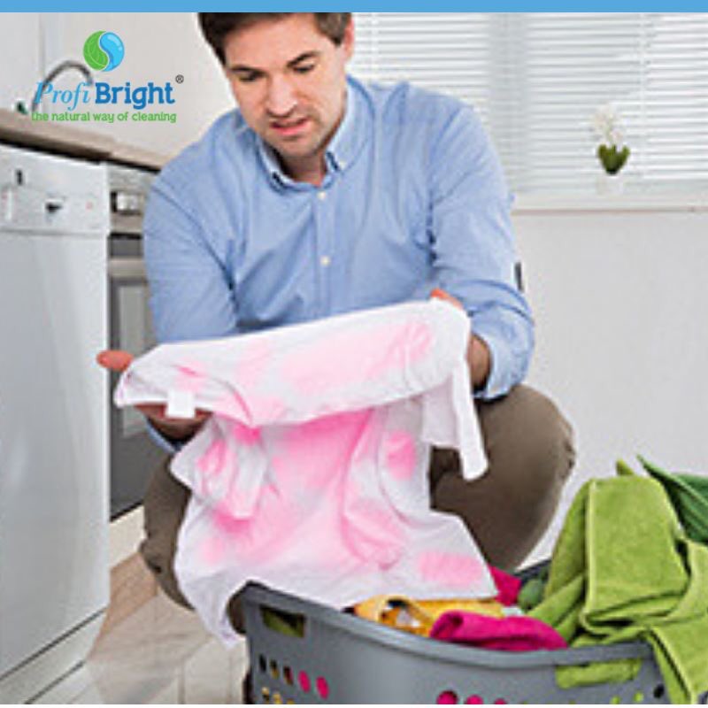 Het is altijd vervelend wanneer er ergens een vlek opduikt die er eerst niet was?! Of de vlek nu op je jas, je autostoel of je vloerbedekking zit 🤨. 

Deze hoort daar niet en ja ik hoor je denken!? Hoe krijg ik deze er uit zonder de vlek groter te maken?