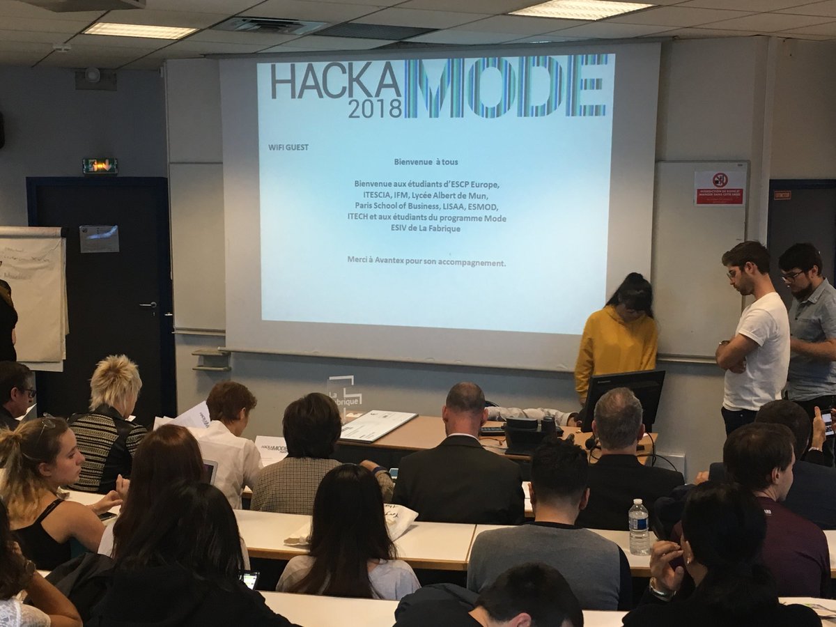 esiee_it's tweet image. Jury de présentation des projets du #hackamode de ⁦@la fabrique_⁩ avec des élèves de ⁦@ITESCIA⁩ c’est parti !