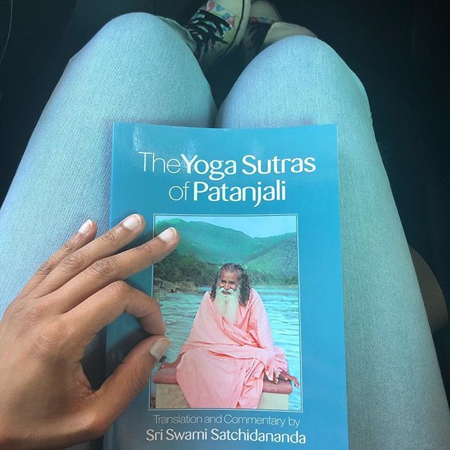 misizhappy's tweet photo. ✌🏽💙🕉 #theuniverseprovides #grateful #yogasutrasofpatanjali #mudras #grounded #receptive #alwayslearning #alwaysgrowing #workinprogress #jeans #converse https://t.co/JwwVRRsxRa https://t.co/PEjkiFNvXj