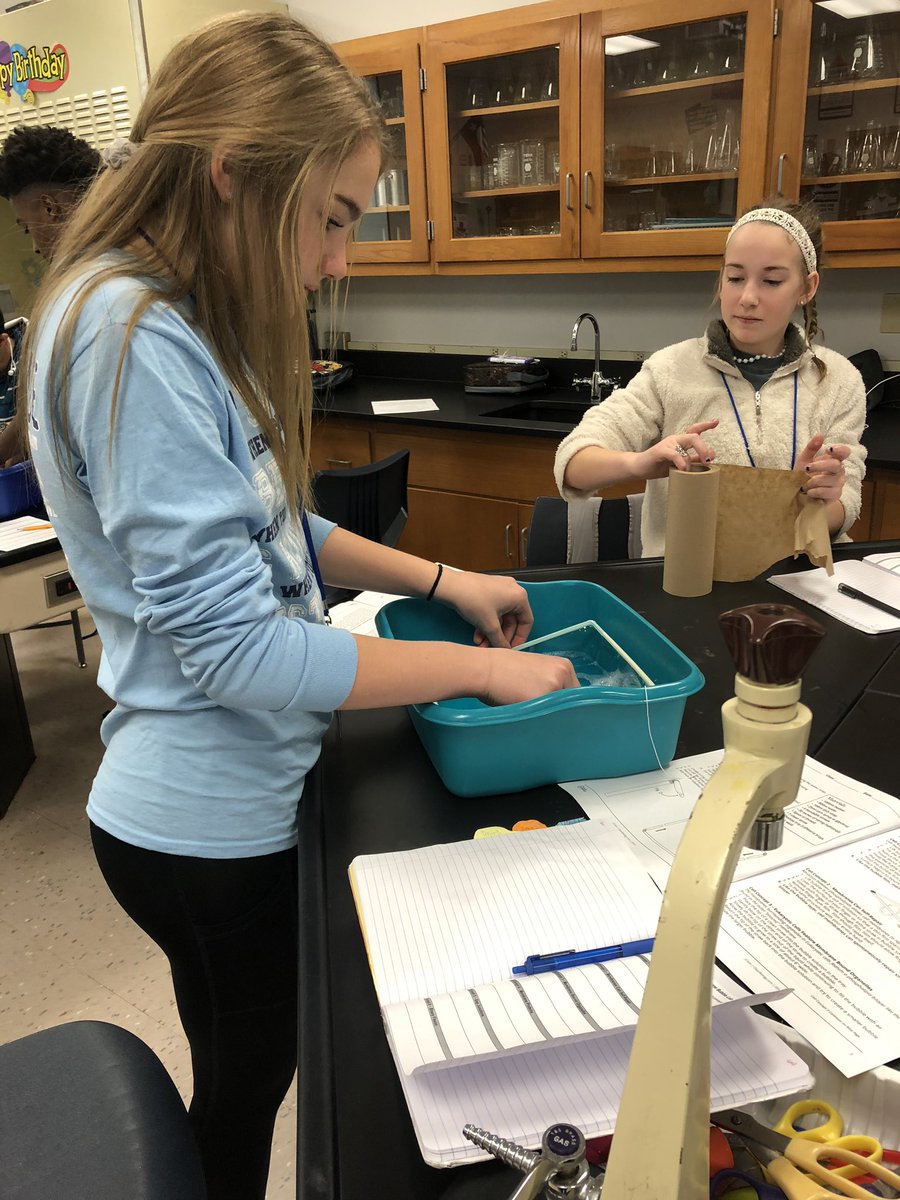 JohnsonScience's tweet image. Modeling properties of the cell membrane using soap bubbles @HeritageBroncos  #HMSscience #scienceisfun