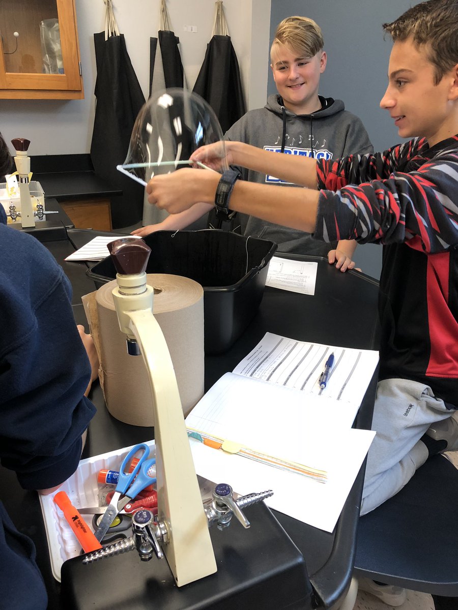 JohnsonScience's tweet image. Modeling properties of the cell membrane using soap bubbles @HeritageBroncos  #HMSscience #scienceisfun