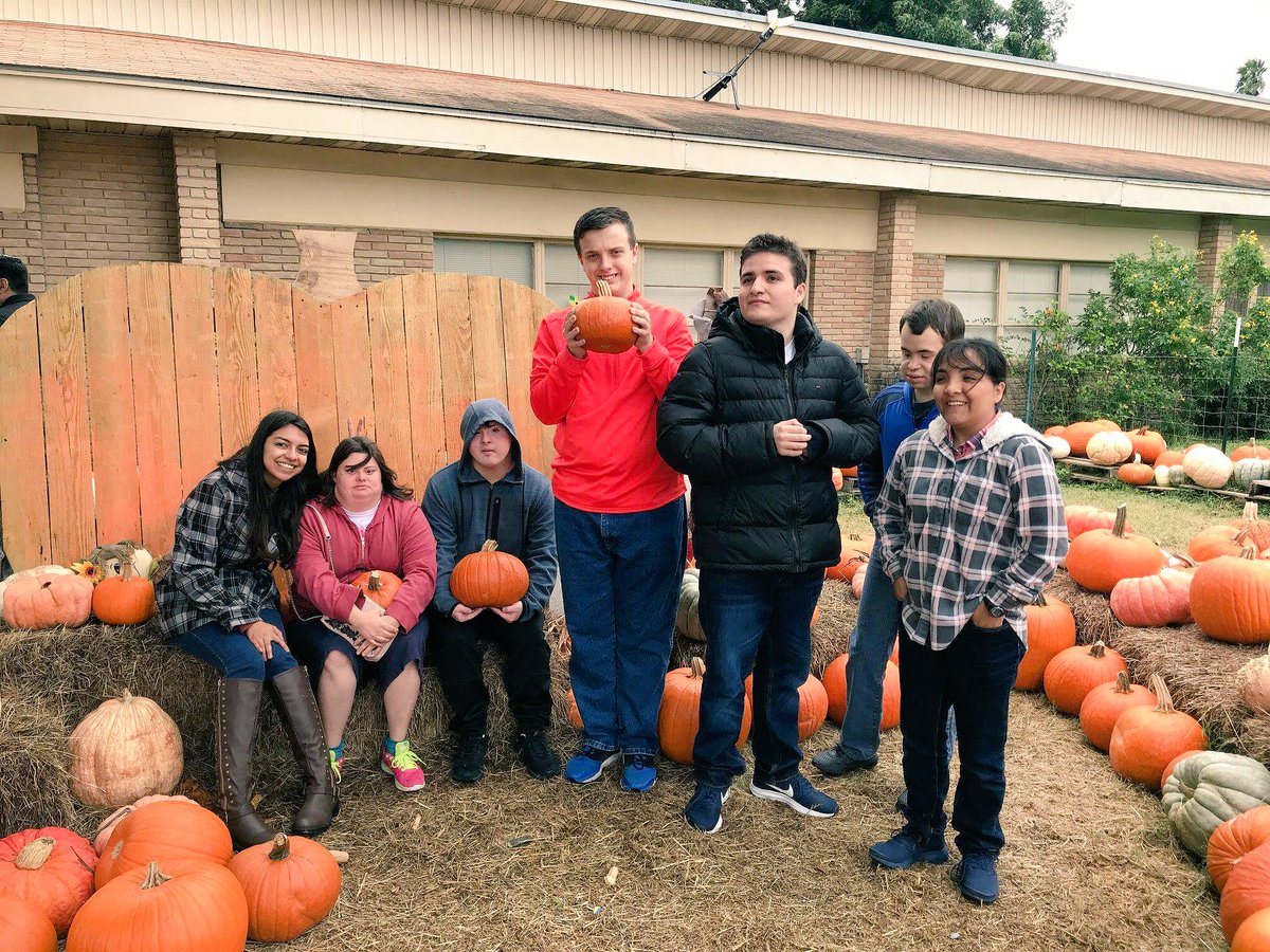 CAMPUniversity's tweet photo. Enjoying the weather and the friendships today! https://t.co/lBeBqtveiS