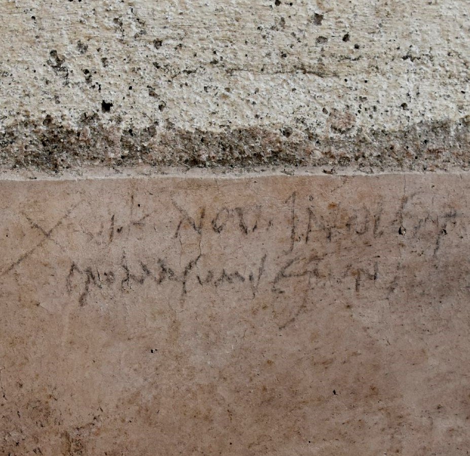 pompeii_sites's tweet photo. Una labile scritta in carboncino rivoluziona la storia di #Pompei.
Rinvenuta durante i recenti scavi nella #RegioV sulla parete di una stanza, l’iscrizione fa riferimento al “sedicesimo giorno prima delle calende di Novembre”, corrispondente al 17 Ottobre https://t.co/mdaRwqeX7S https://t.co/RxPAg4JF3e