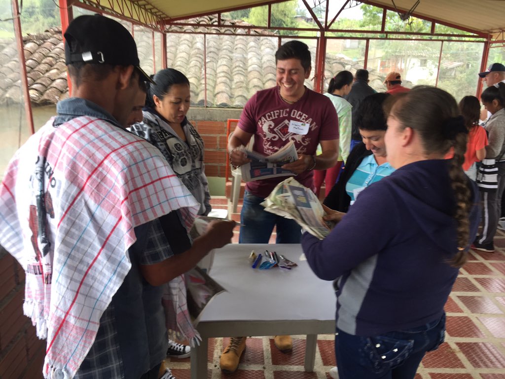 ConsultorGv's tweet photo. @AnaldexColombia #hassanaldex @MinAgricultura @PTPColombia @rociosar1 @jorgegarcianeva @vladimir7538 @mildredandrea Analdex presente con los productores de aguacate  hass en Pacora aprendiendo de Responsabilidad Social Empresarial https://t.co/sLHjPhrI4M