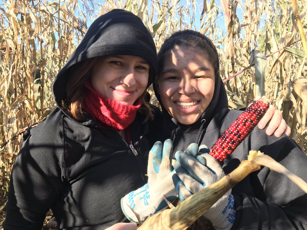 WALA_MWHS's tweet photo. We ventured out today and got work done down on the farm! We helped harvest carrots and pop corn! 🥕🌽Thank you @GaleWoodsFarm for your partnership with our program. #mwhspride #servicelearning https://t.co/mIow78CMiH