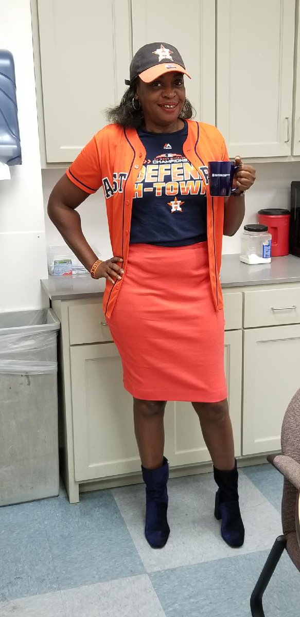 Sc00bz713's tweet photo. Game Day in The H!! Let's Goooo @astros #DefendHTown💙🧡 #NEVERSETTLE #ALCS https://t.co/mHG5wO713Z