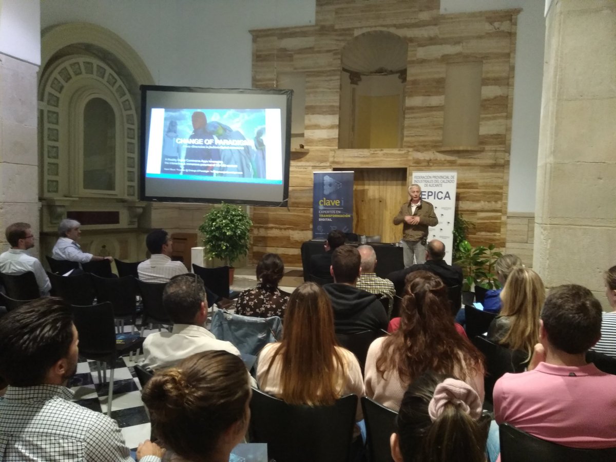 SergioLourenso's tweet photo. Henri Mora de @cop_fashion , nos descubre las posibilidades de la #moda #digital gracias a la simulación 3D de prendas y modelos. Jornada #Tecnologia digital al servicio de la industria del #calzado
@avecal #FEPICA #Desinope #Elche @CDTIoficial https://t.co/xu5BN5ul2P