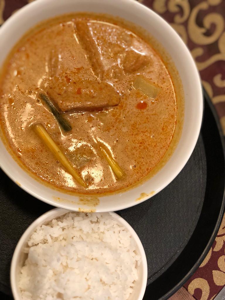 RitchStyles's tweet photo. #Singapore without the Hainanese Chicken Curry is an incomplete trip! I make sure to have it at least once on every trip either with noodles or rice - but the curry is paramount here! #foodlove #foodie #FoodDay #tuesdaycravings https://t.co/ROQpAFiG31
