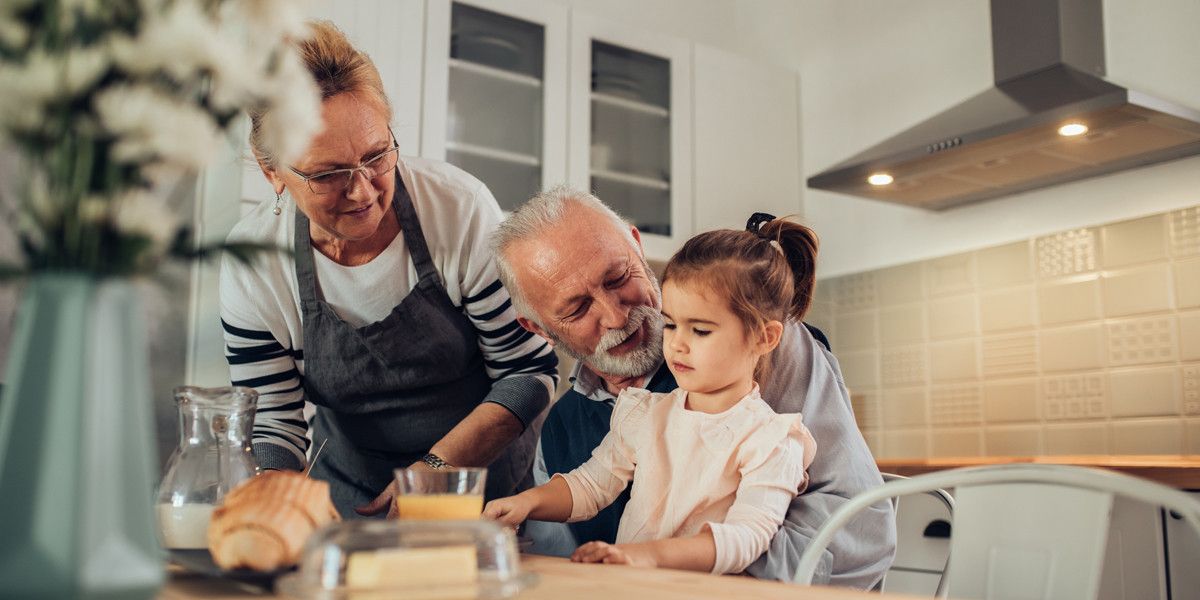 Papás: no olviden que una "visita relámpago" de sus hijos a los #abuelos puede cambiar positivamente y alegrar sus días. "No hace falta vestirlos de fiesta ni repeinarlos. Los #nietos siempre están "ideales" ante los ojos de los abuelos, que suspiran por tenerlos a su lado".