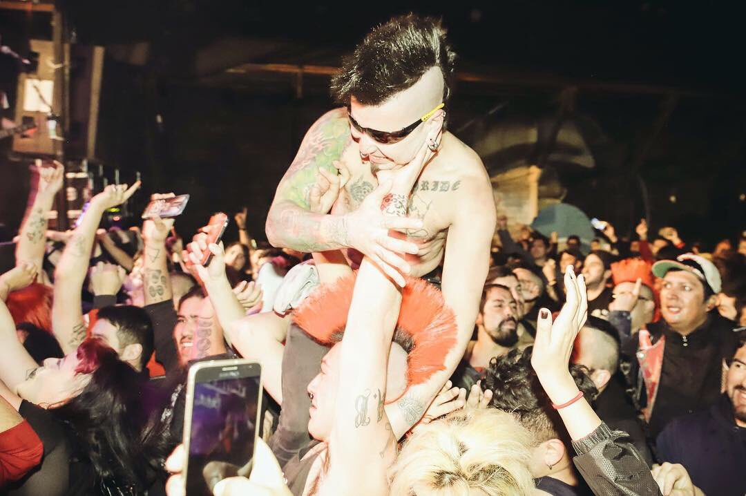 punkofilia_saez's tweet photo. @konsumo_respeto 🎙
• • •
#punkofilia #musicphotography #upthepunx #moshpit #hxcpunk #punksnotdead #underground #concertphotography #punk #crust #nightlife #destroy #lensculture #magnumphotos #lospunks #beyondthescreams #konsumorespeto #Rockaxis https://t.co/0FQDxsmHMc