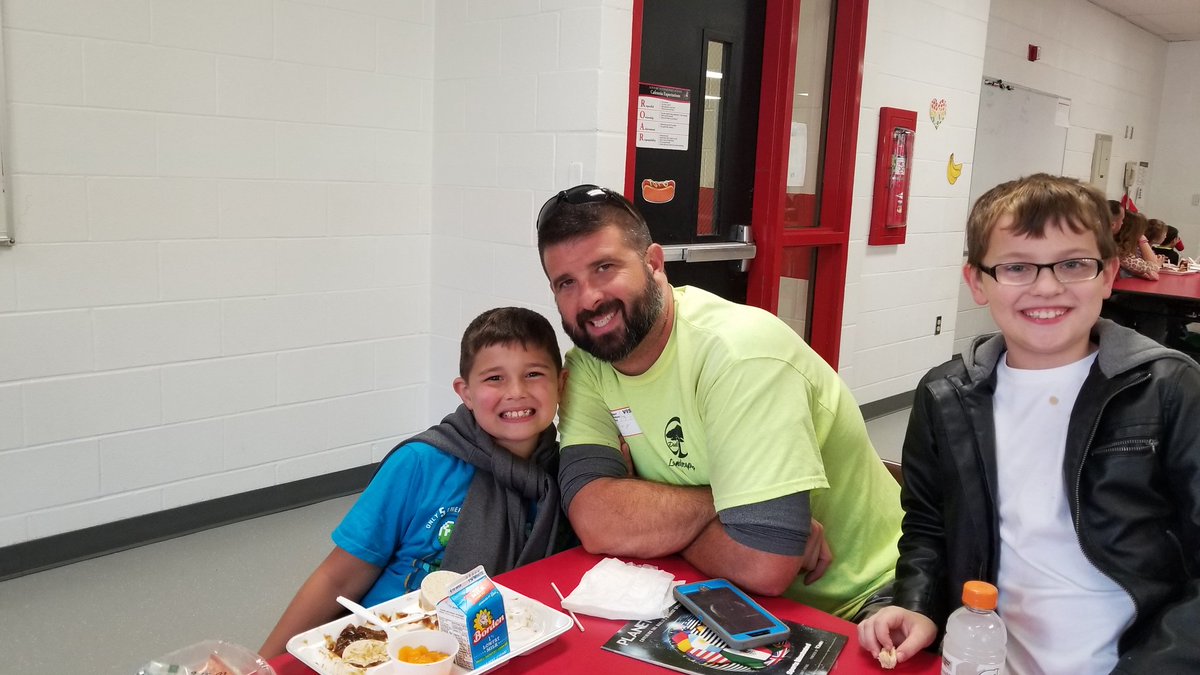 SeiterNIS's tweet photo. NIS is so happy to see parents joining students for lunch today. If you didn’t make it here today, join us on Friday, October 19th! #NewportIntermediateSchool https://t.co/JhukbAT4dS