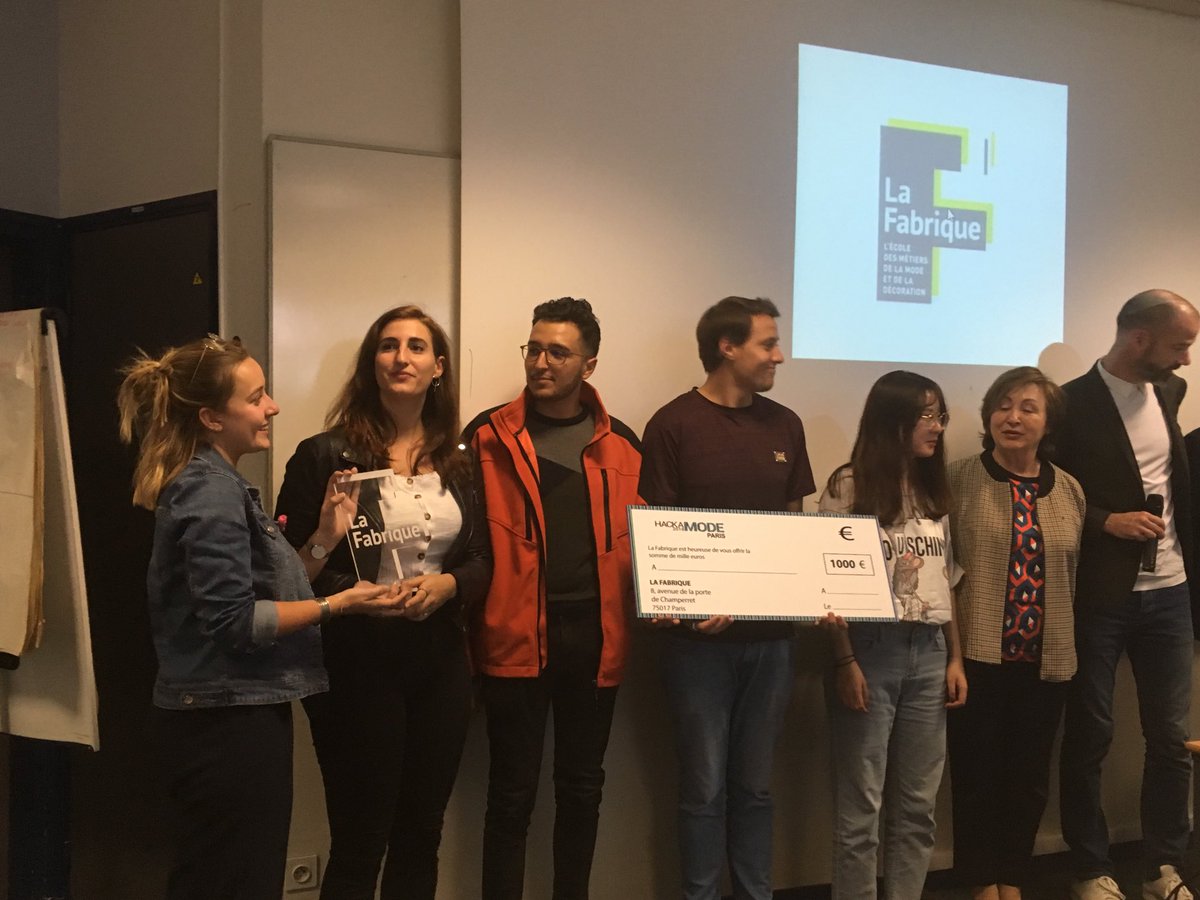 esiee_it's tweet image. Premier prix du #hackamode de la ⁦@lafabrique_⁩  bravo à eux et à l’étudiant de ⁦@ITESCIA⁩ dans ce groupe !