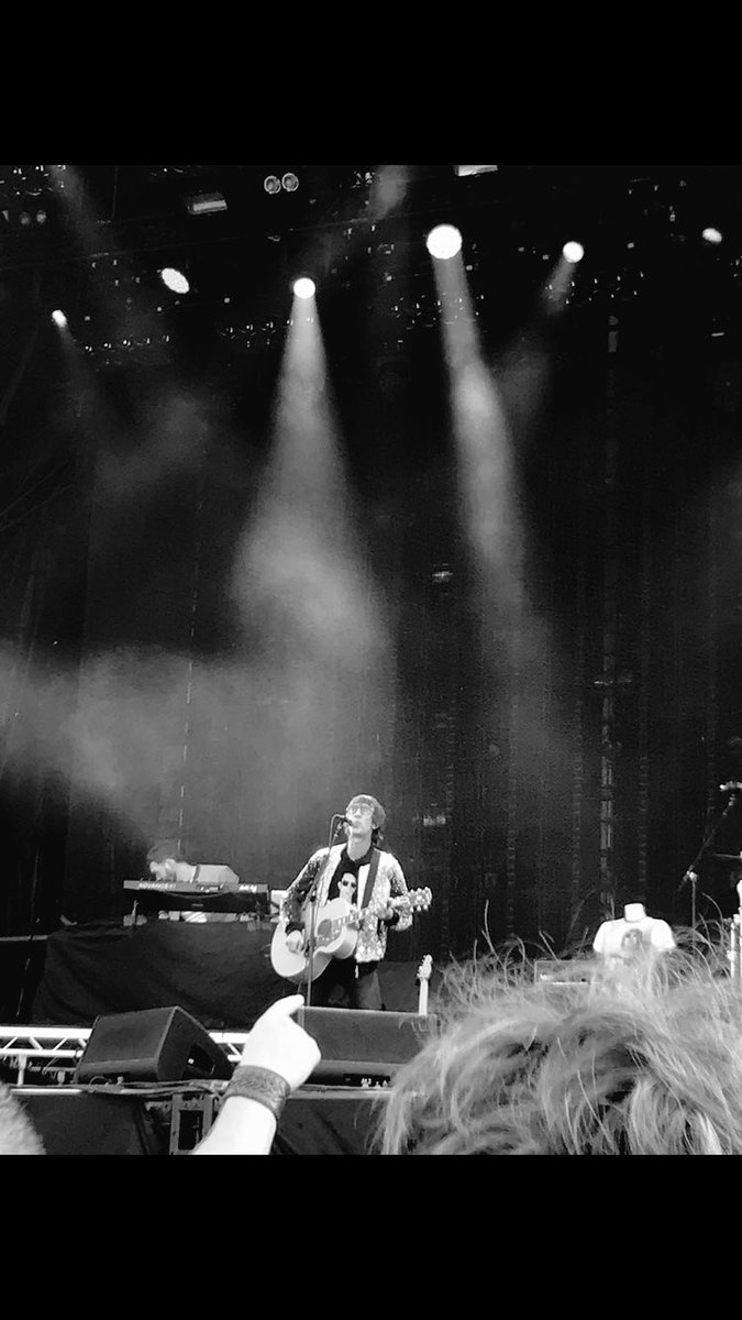 dillon_alannah's tweet photo. @richardashcroft when will you play a decent sized venue in Dublin again all these second ticket selling sites grabbing tickets up on the real fans! Selling for mad money 🤜🏼@olympiatheatre impossible getting tickets for😭 #RichardAshcroft https://t.co/wSsnn5QD8C