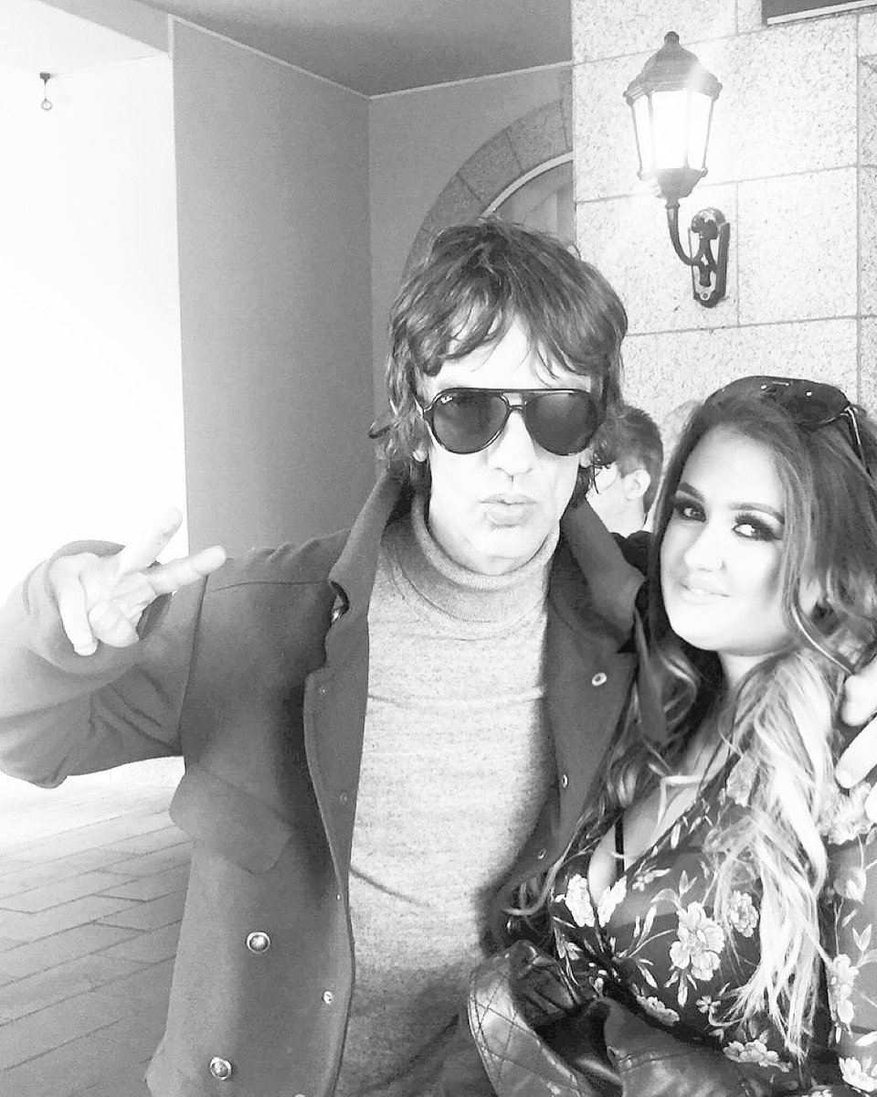 dillon_alannah's tweet photo. @richardashcroft when will you play a decent sized venue in Dublin again all these second ticket selling sites grabbing tickets up on the real fans! Selling for mad money 🤜🏼@olympiatheatre impossible getting tickets for😭 #RichardAshcroft https://t.co/wSsnn5QD8C