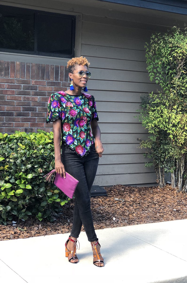 TheCEOChic's tweet photo. Who knew that sequin would be my jam for fall wardrobe pieces 🤷🏽‍♀️ I got this top from @goodwillintl and it made my heart smile as soon as I saw it. Get this tea ☕️: Sequin is not just for holiday parties! 😜 . #NewBlogPost at the link in bio. https://t.co/qwz59Ftg0F
